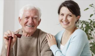 照顾老人保姆多少钱